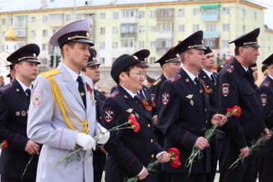 Сотни тысяч якутян возложили цветы к монументу &quotВоинам победителям&quot (ФОТО) Нюргуяна Иванова, Yakutiamedia