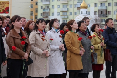 Сотни тысяч якутян возложили цветы к монументу &quotВоинам победителям&quot (ФОТО) Нюргуяна Иванова, Yakutiamedia
