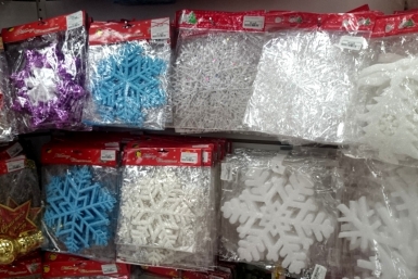 ИА YakutiaMedia Новогодние атрибуты заполонили прилавки в Якутске