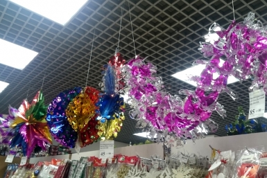 ИА YakutiaMedia Новогодние атрибуты заполонили прилавки в Якутске