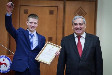 Сенатор Штыров и победитель конкурса &quotЯ - инженер&quot 2015 года Мария Васильева, ЯСИА