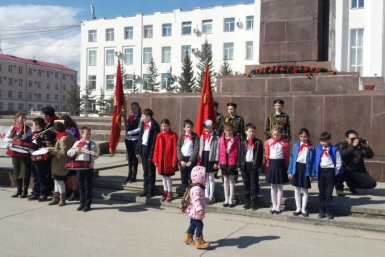 На площади Ленина в Якутске прошла церемония вступления в ряды пионеров YakutiaMedia