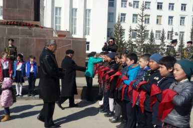 На площади Ленина в Якутске прошла церемония вступления в ряды пионеров YakutiaMedia