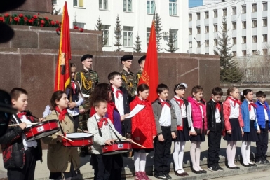 На площади Ленина в Якутске прошла церемония вступления в ряды пионеров YakutiaMedia