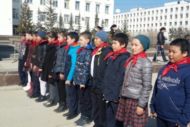 На площади Ленина в Якутске прошла церемония вступления в ряды пионеров YakutiaMedia