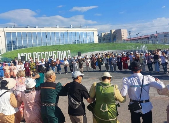99‑летний сказитель провёл осуохай "Долголетия" на площади Республики