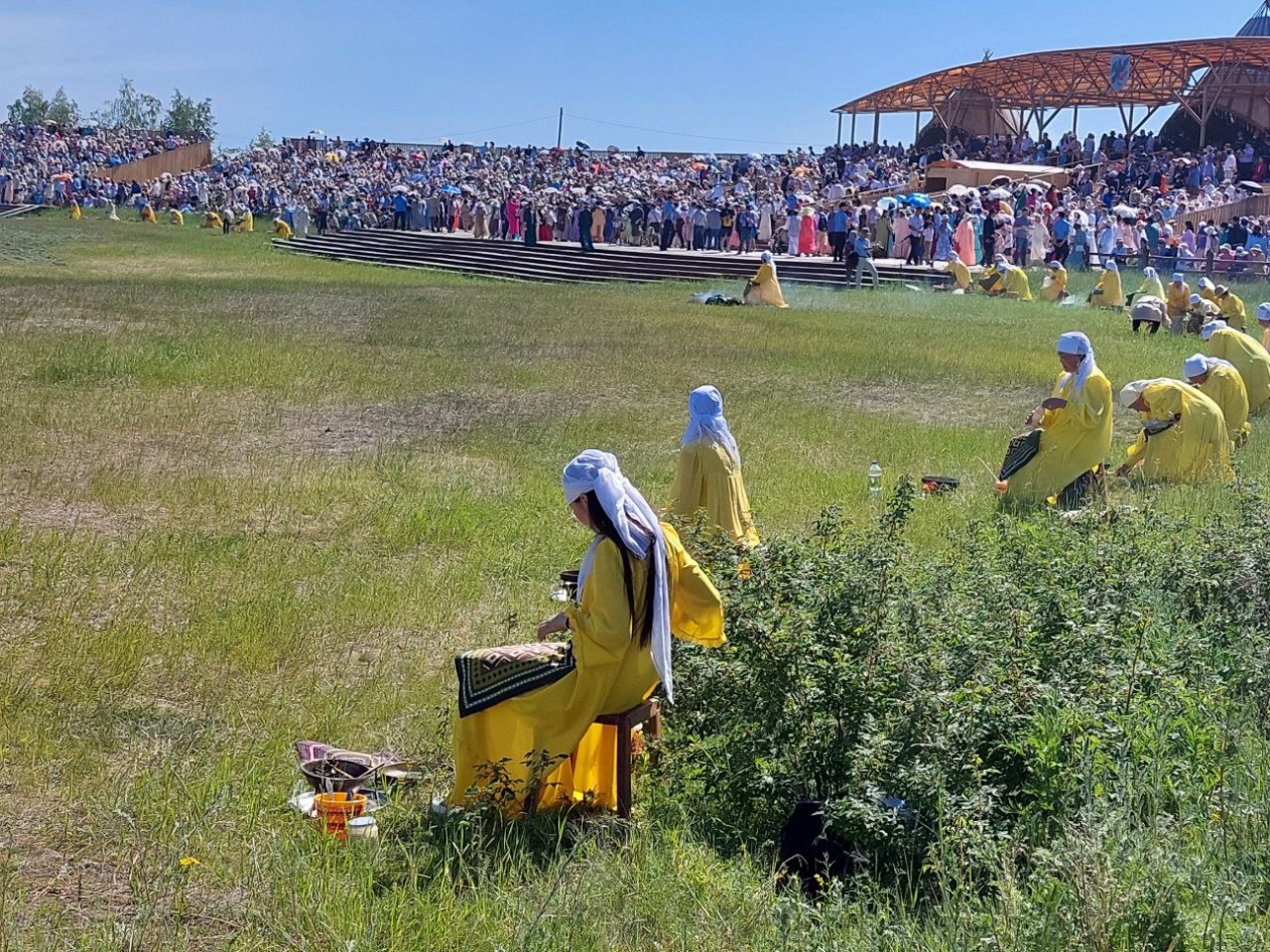Встреча солнца — самый важный обряд во время празднования Ысыаха в Якутии