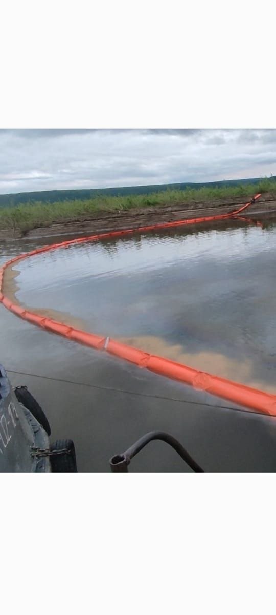 Заградительные боны установили на месте разлива нефти на реке Лене в Якутии Служба спасения РС (Я)
