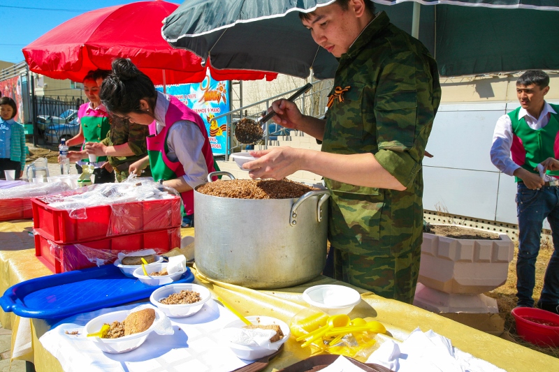 Полевая солдатская кухня расположилась перед цирком в Якутске, Фото с места события собственное