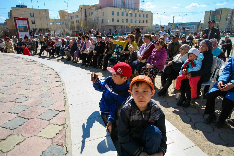 Полевая солдатская кухня расположилась перед цирком в Якутске, Фото с места события собственное