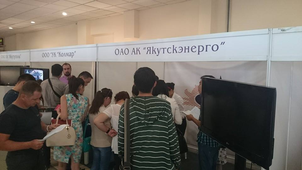 Крупные компании проигнорировали ярмарку вакансий для молодежи в Якутске, Фото с места события собственное