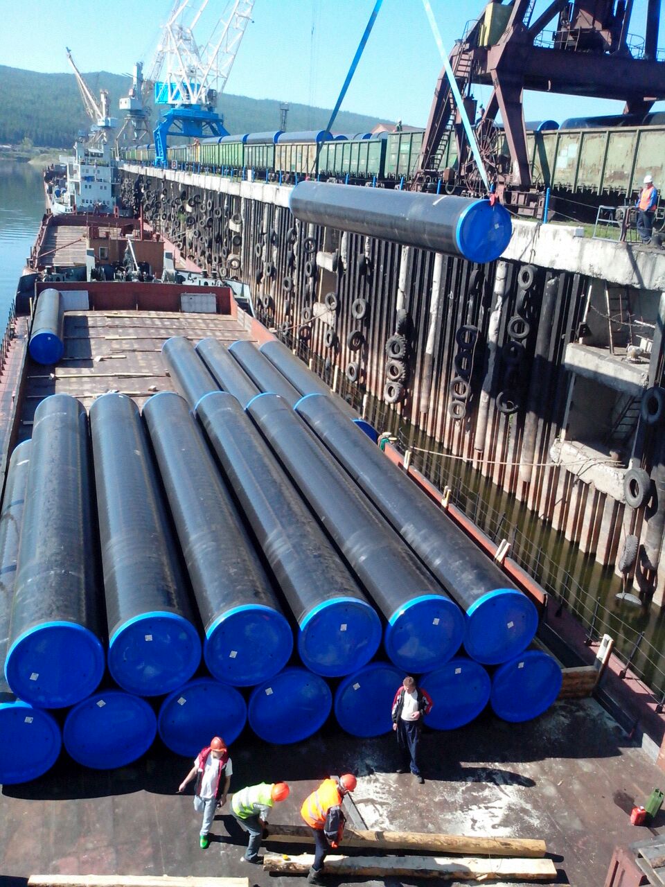 Суда ЛОРПа доставят первые трубы для газопровода "Сила Сибири", Фото с места события из других источников