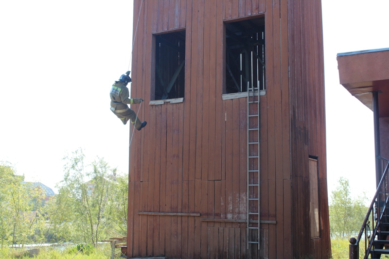 Практические учения на штурмовой башне. Один день с пожарными СПСЧ г. Якутска, Фото с места события собственное