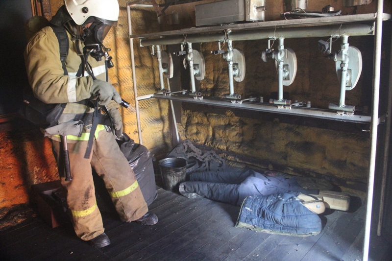 Поиск условных людей в задымленном помещении. Один день с пожарными СПСЧ г. Якутска, Фото с места события собственное