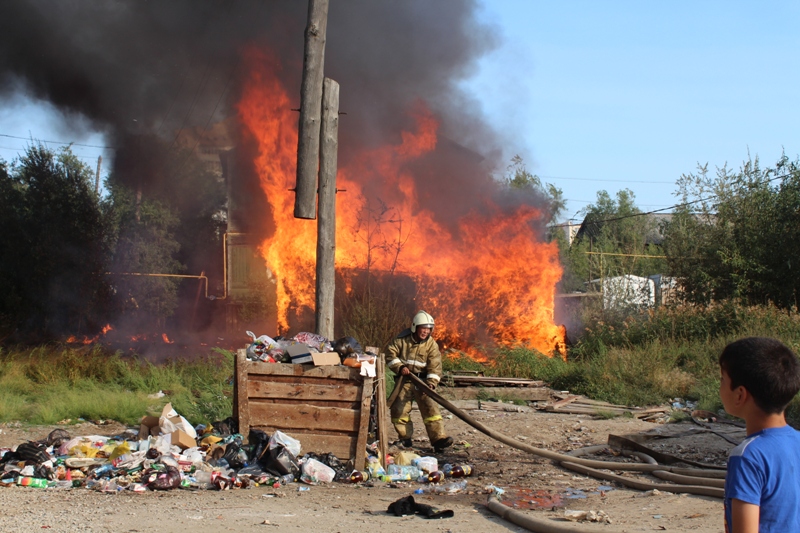 Пожар на ул. Широких-Полянских. Один день с пожарными СПСЧ г. Якутска, Фото с места события собственное