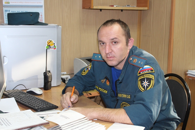 Начальник караула, старший инженер Егор Рахматулин. Один день с пожарными СПСЧ г. Якутска, Фото с места события собственное