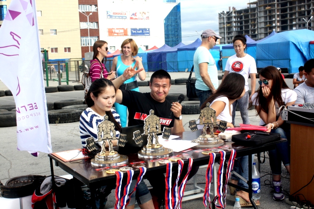 Соревнования по становой тяге в Якутске, Фото с места события собственное