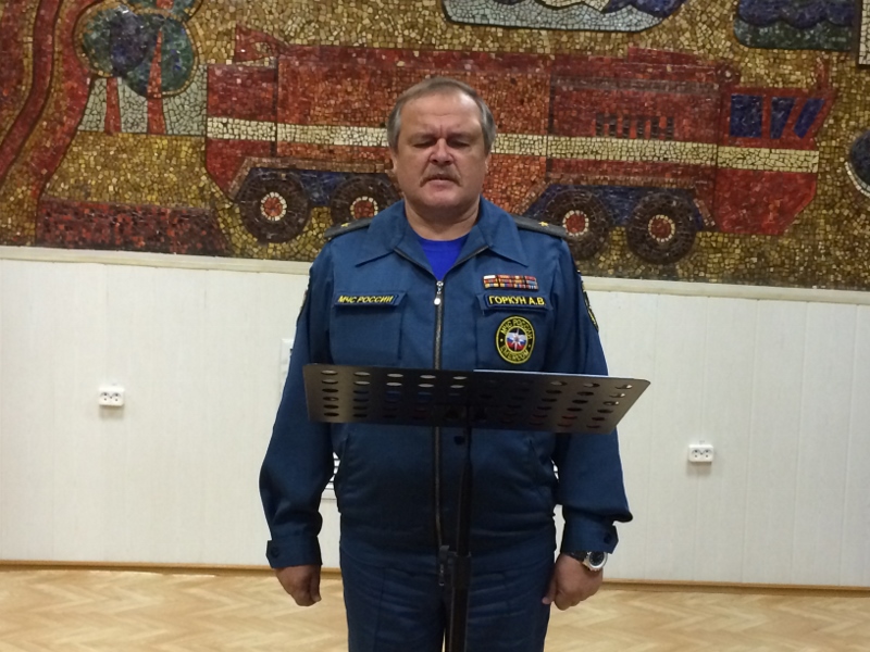 Начальник ГУ МЧС по РС(Я), генерал-майор Александр Горкун. Впервые в своей истории ГУ МЧС Якутии получило боевое знамя, Фото с места события собственное