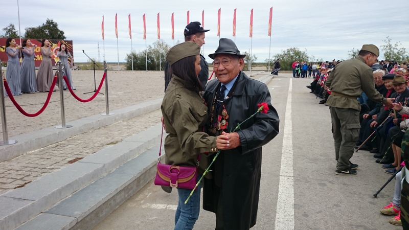 Выстрелом из сигнальной ракетницы ознаменовали начало Года участника ВОВ, Фото с места события собственное