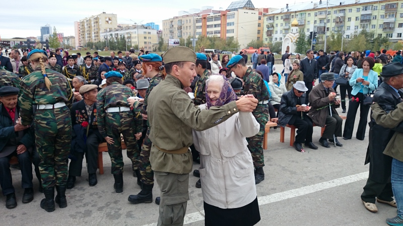 Выстрелом из сигнальной ракетницы ознаменовали начало Года участника ВОВ, Фото с места события собственное