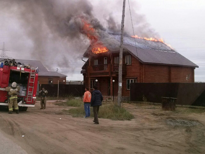 Сауна и автобус сгорели в Якутске, Фото с места события собственное