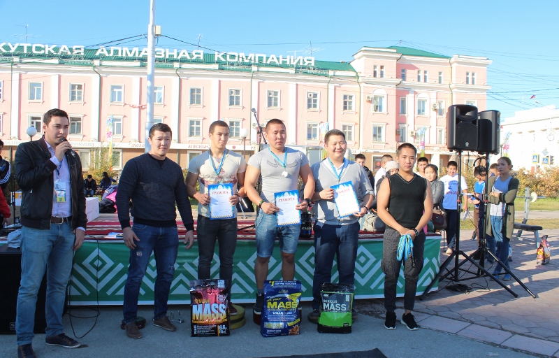 Около 40 прохожих приняли участие в соревнованиях по жиму штанги лежа в Якутске, Фото с места события собственное
