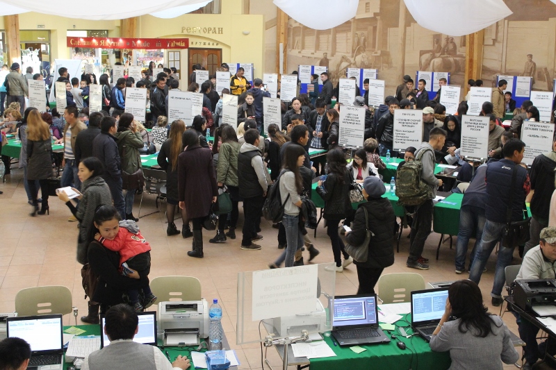 Порядка 3 тысяч рабочих мест предлагают предприятия Якутии, Фото с места события собственное