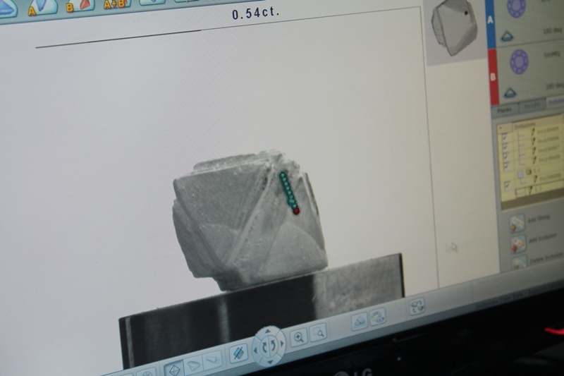 На 3D модели видны трещины и природные дефекты камня, Фото с места события собственное