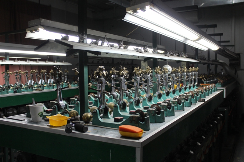 Станки для механической распиловки алмазов, Фото с места события собственное