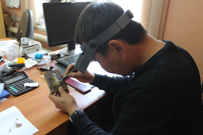 Вставка драгоценных камней в ювелирное украшение, Фото с места события собственное