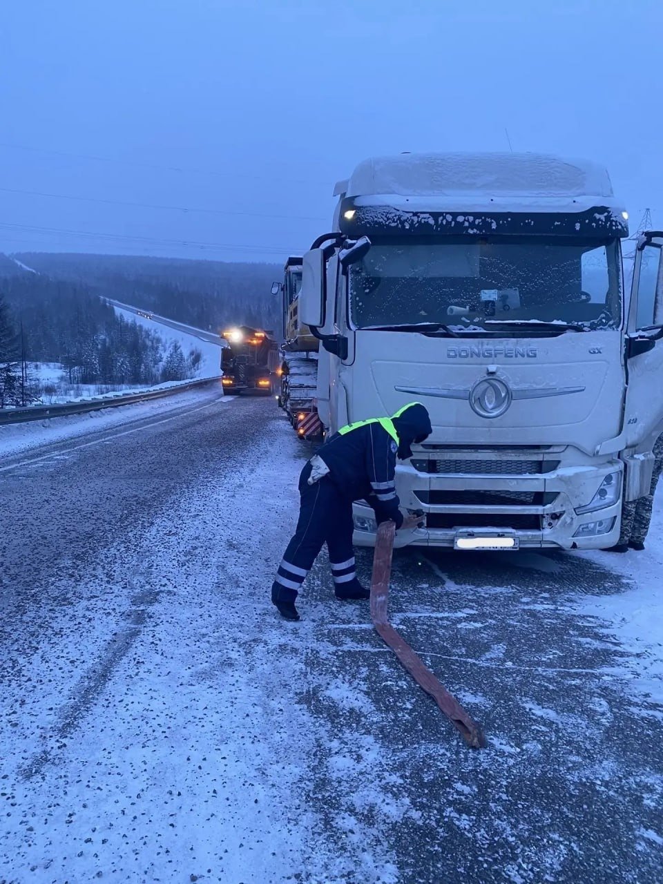 В Якутии сотрудники ГИБДД помогли застрявшему на трассе дальнобойщику  ГАИ Якутии