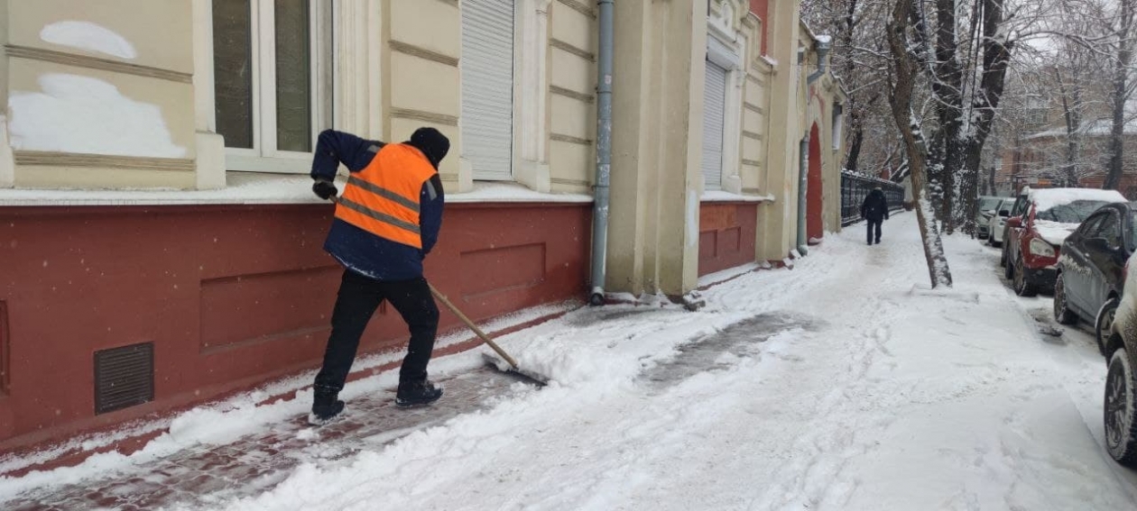 По словам депутата, дворники обязаны убирать лёд каждый день ИА IrkutskMedia