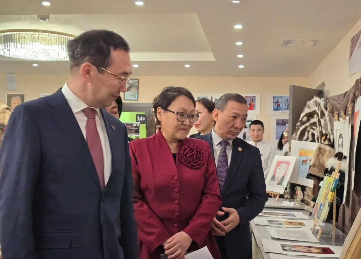 В Саскылахе Айсену Николаеву представили выставку народного творчества  пресс-служба главы и правительства РС (Я)