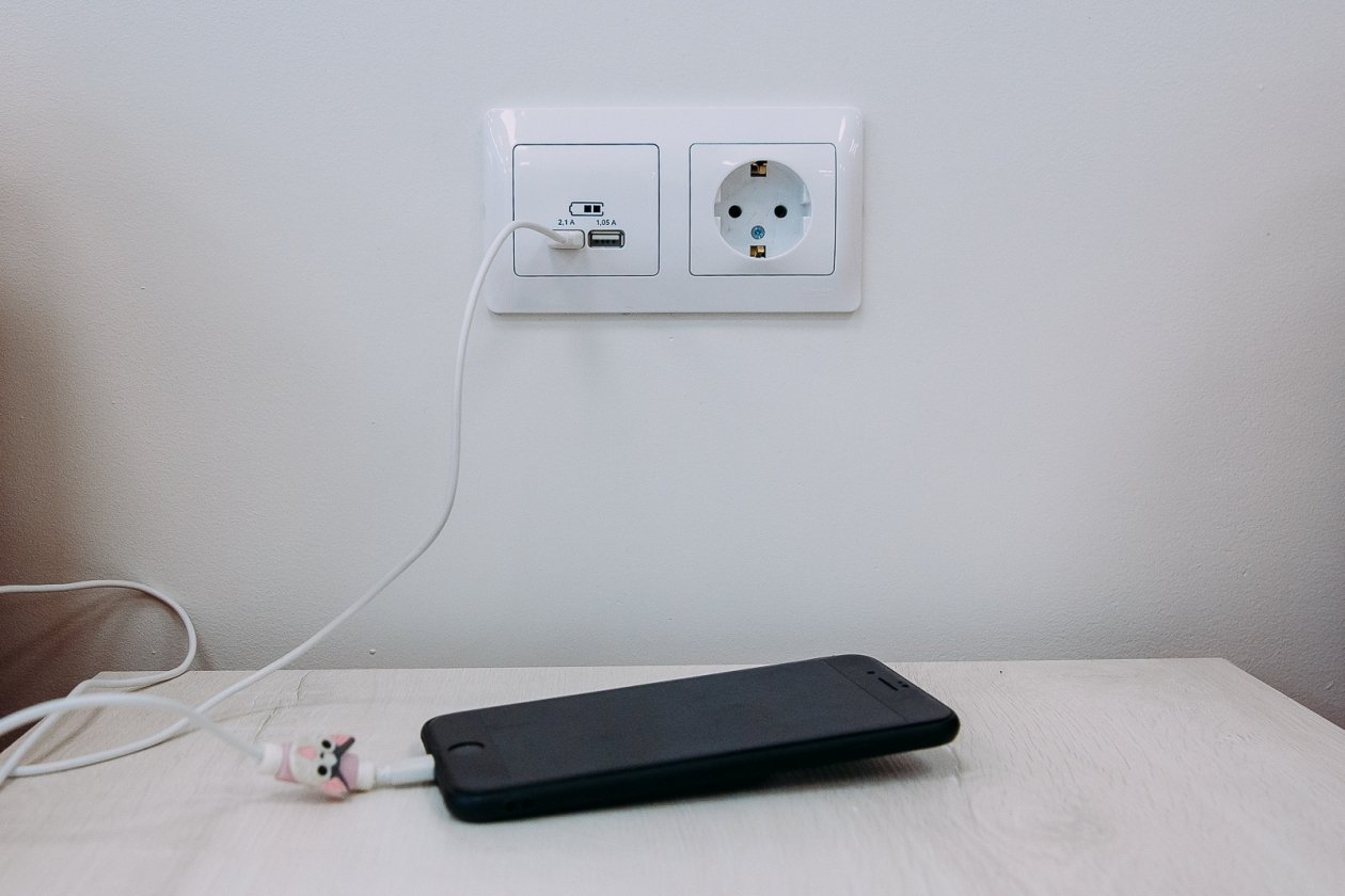 Смартфон на зарядке Мария Смитюк, ИА PrimaMedia
