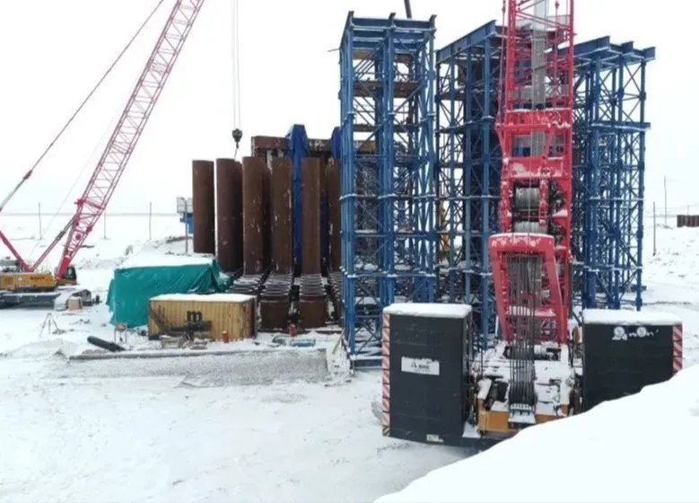 На левом берегу реки идет монтаж основания под центральный пилон Ленского моста пресс-служба главы и правительства РС (Я)