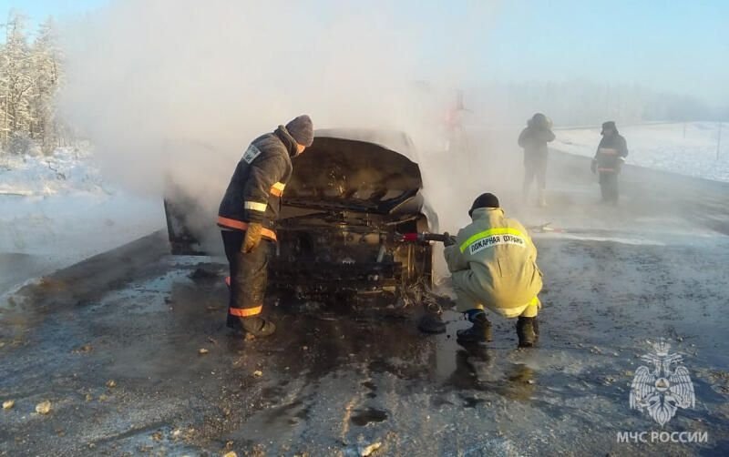 В Якутске из-за неисправности узлов сгорел автомобиль МЧС России по РС (Я)