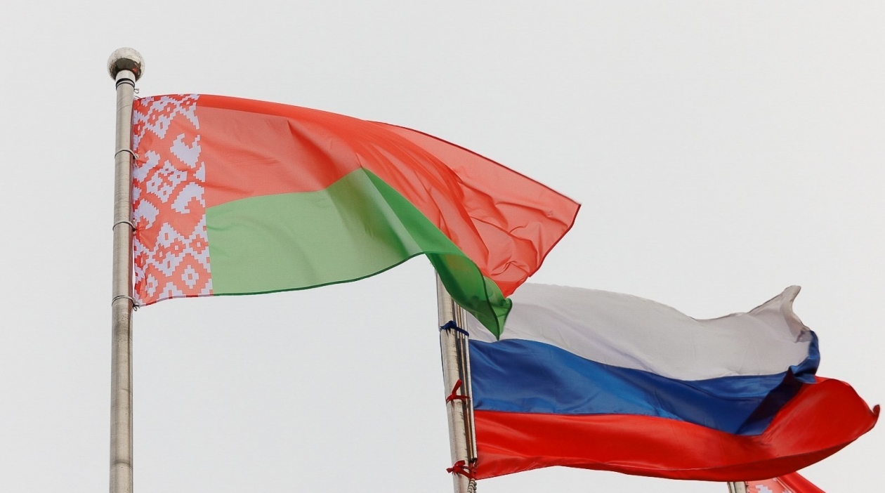 Государственные флаги РФ и РеспубликиБеларусь ИА PrimaMedia