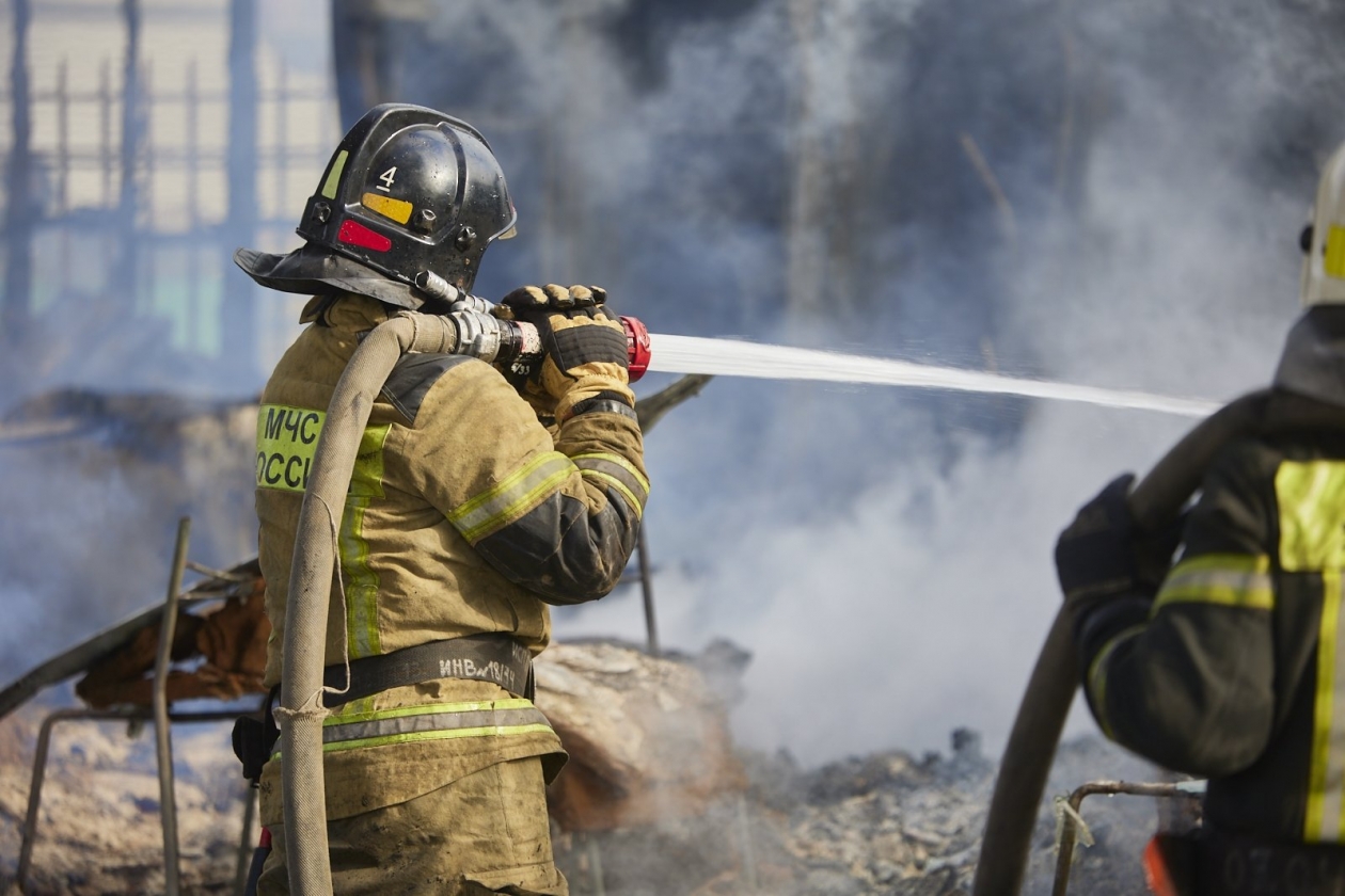 Пожар уничтожил гараж, автомобили и теплицу в Якутске Дмитрий Осипчук, ИА PrimaMedia
