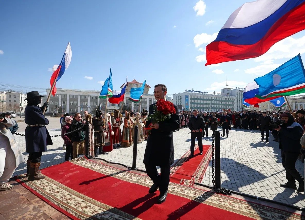 Айсен Николаев возложил цветы к памятнику Платону Ойунскому Андрей Сорокин, ЯСИА