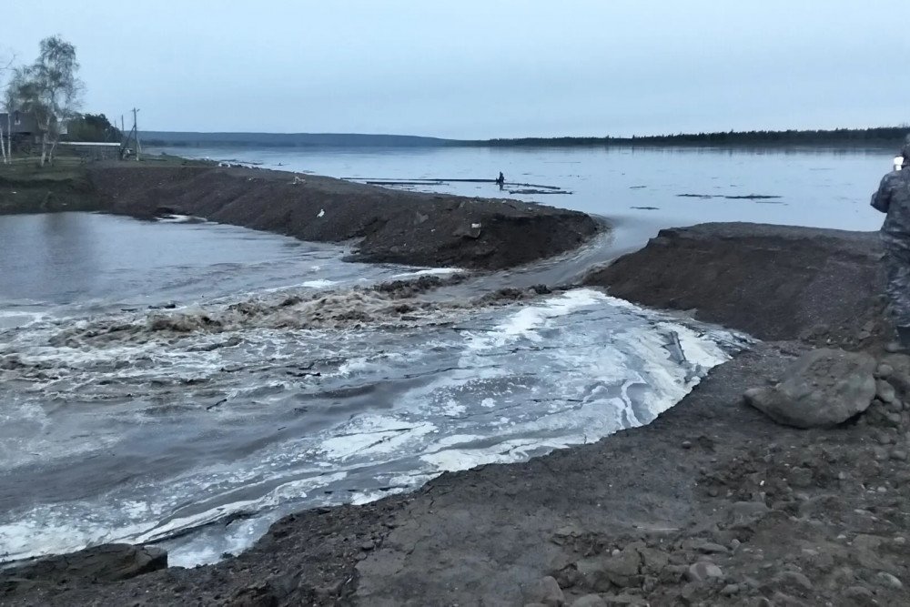В якутском селе Эжанцы прорвало дамбу: круглосуточно дежурят спасатели Служба спасения РС (Я)
