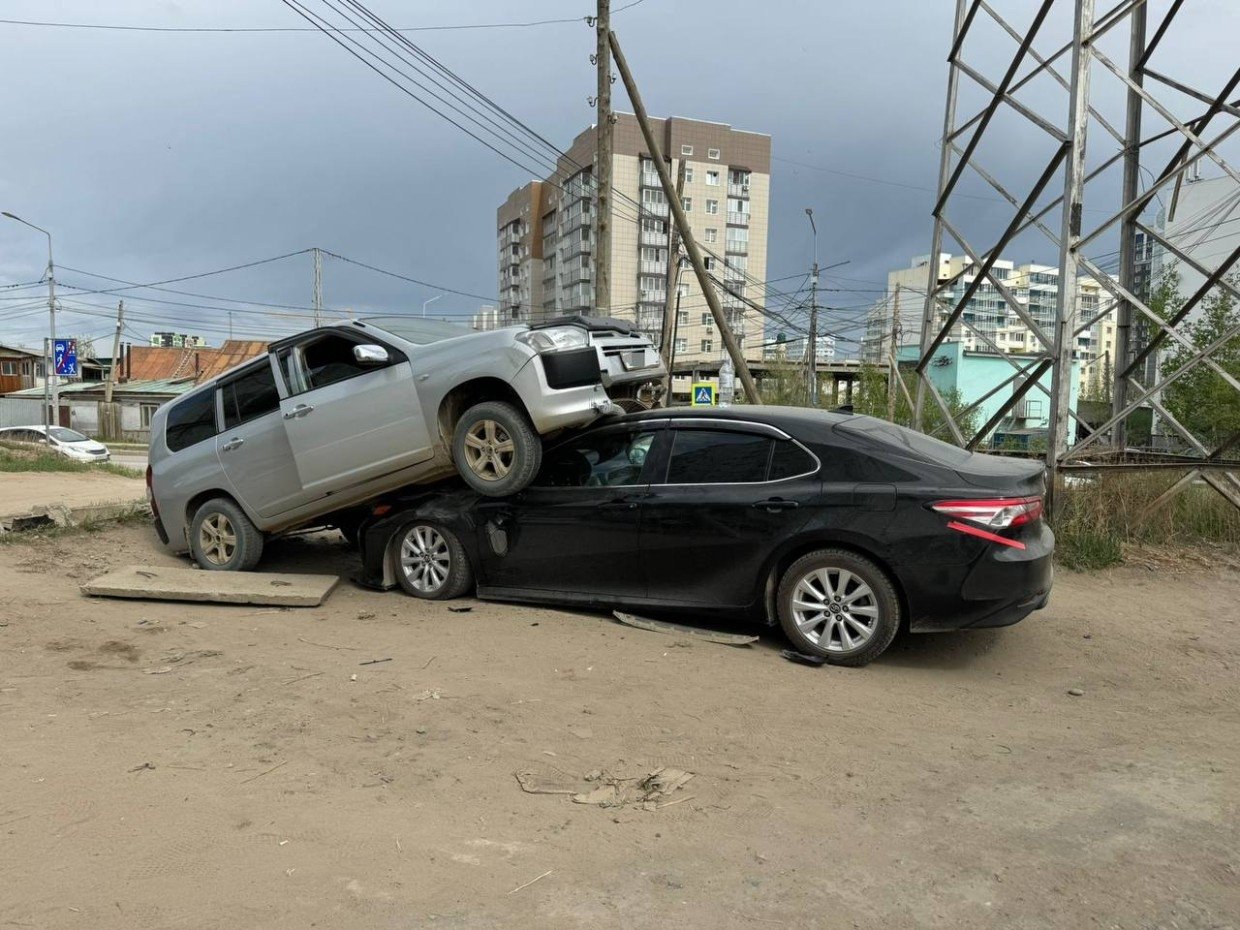 ДТП в Якутске: пьяный водитель врезался в припаркованную машину Госавтоинспекция