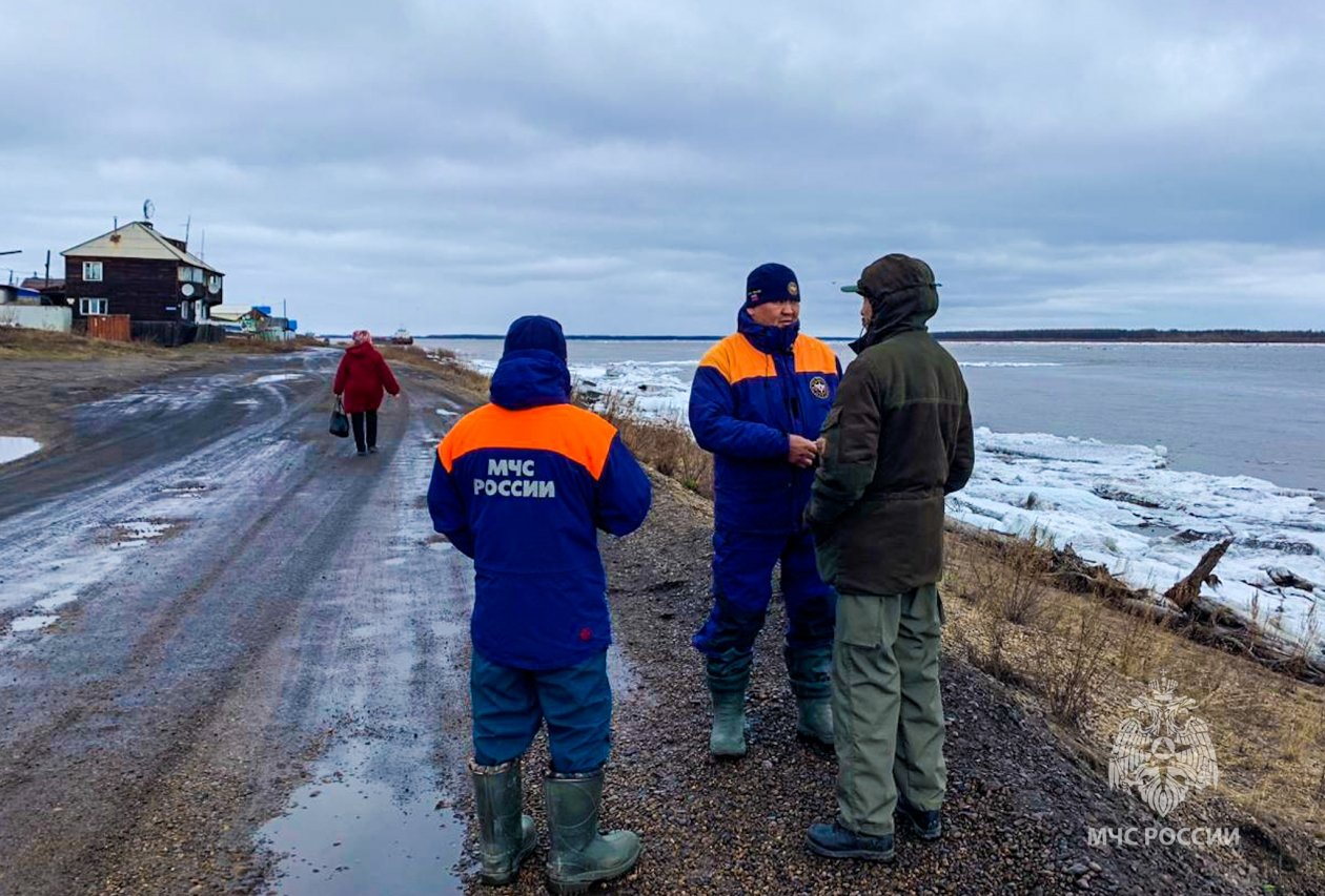 На реках Индигирка и Колыма фиксируются высокие уровни воды в Якутии пресс-служба МЧС по Якутии