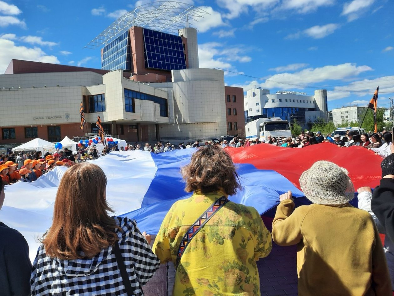 В Якутске состоялась торжественная акция &quotРоссийский триколор&quot ИА YakutiaMedia