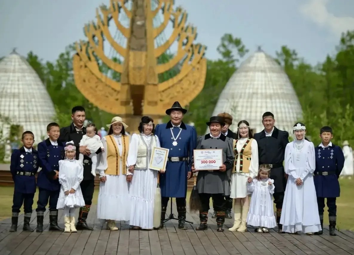 Лучшая сельская семья Якутии получила Премию Главы в размере 300 тысяч рублей пресс-служба Минтруда и социального развития РС (Я)