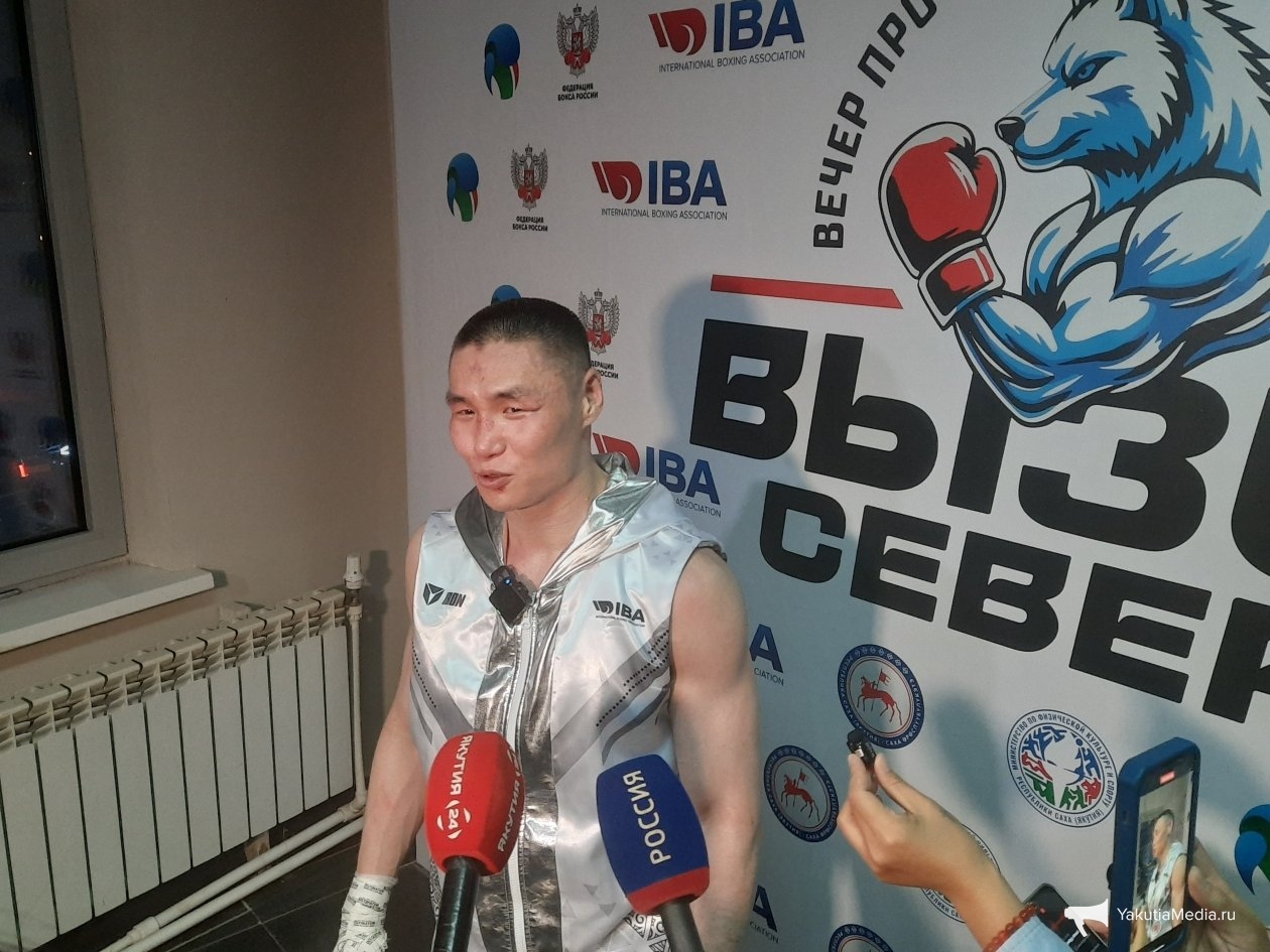 Пётр Васильев посвятил победу отцу после боя в Якутске