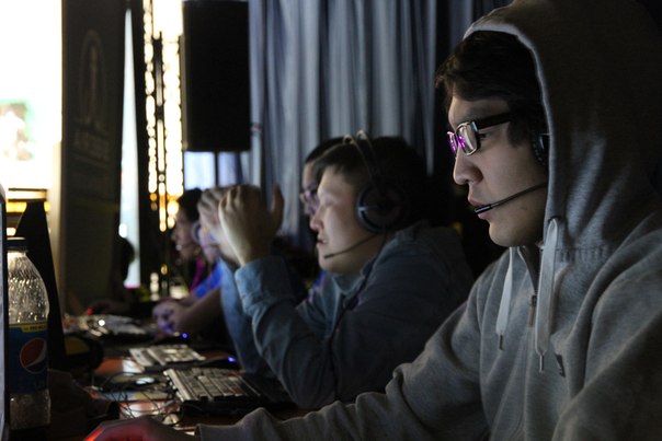 Открытый онлайн-турнир по компьютерной игре "DOTA2" прошел в Якутске, Фото с места события из других источников