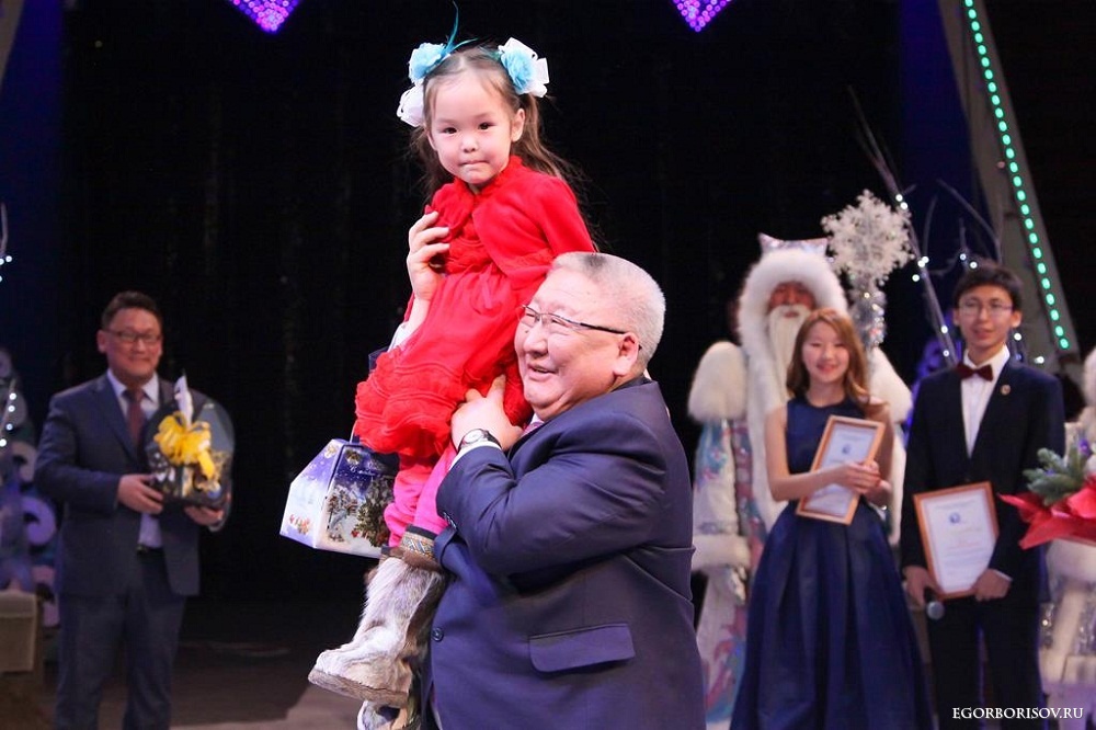 Новогодняя ёлка главы республики собрала лучших школьников Якутии, Фото с места события из других источников