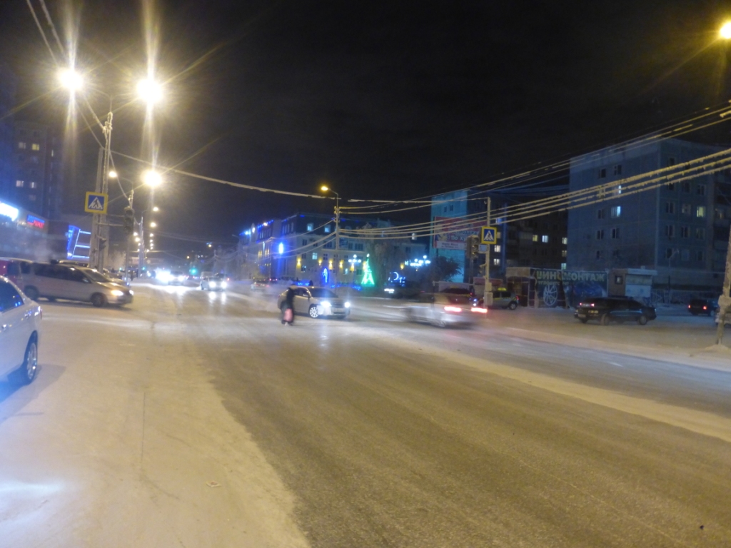 Ребенок попал под колеса "Хонды" на пешеходном переходе в Якутске, Фото с места события из других источников