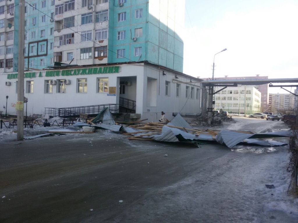 Последствия ураганного ветра в Якутске, Фото с места события собственное