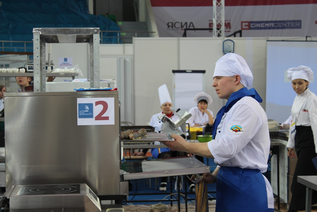 Участники WorldSkills в Якутии готовят шоколадные фигурки, бисквитный торт с муссом, Фото с места события собственное